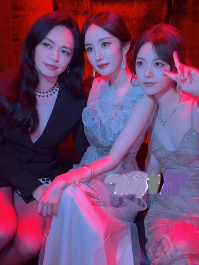 今天杨幂和姚晨一起去出席时尚活动，两位坐在一起很有姐妹范儿。杨幂特意选了一件