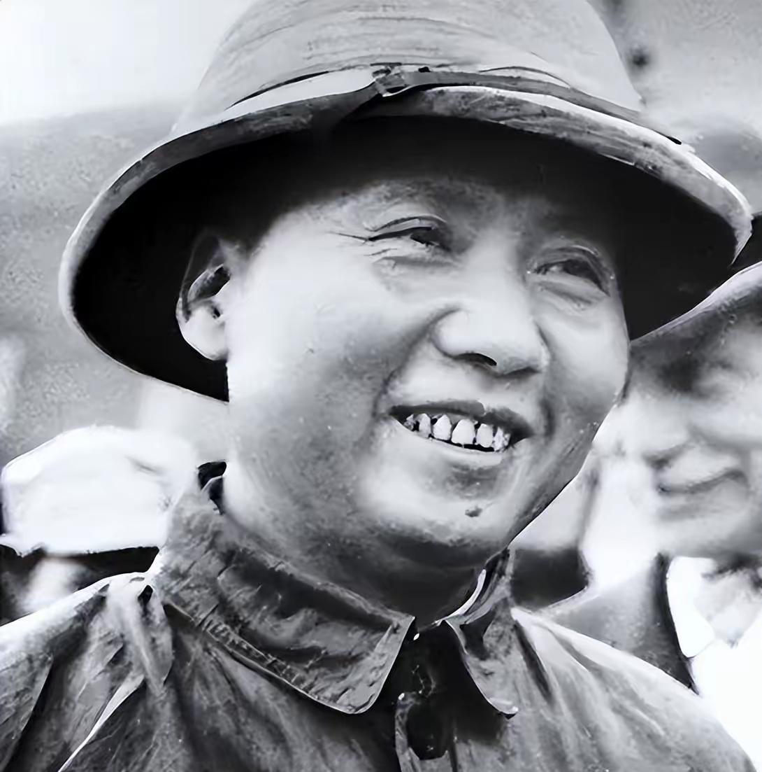 重庆谈判时，主席头顶上戴的考克帽，最初的所有人是南洋爱国华侨林琼秀的。你可