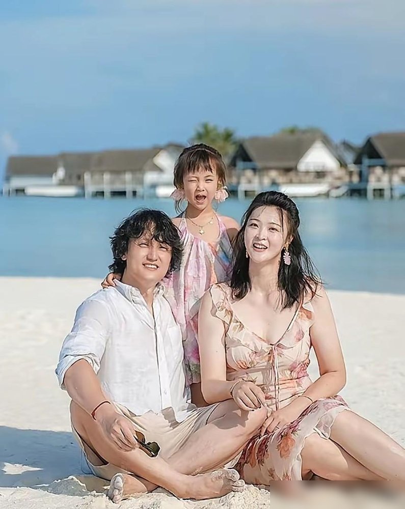 女排队长晒全家福，老公那个肚子，比当年夺冠时的球还圆。惠若琪带着一家三口去马尔代夫，视频里女儿乖乖趴