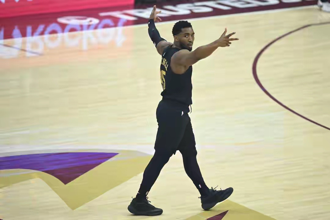 正负值+37冠绝全场！多诺万·米切尔12中7拿到17分5助NBA常规赛，骑士1