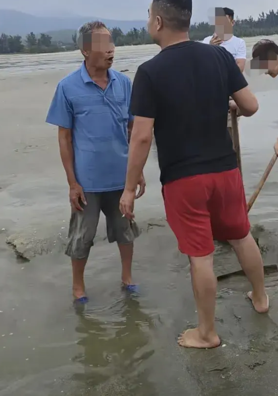 游客海边赶海被大爷阻挠驱赶，双方发生争执。近日，广东阳江。网友发布视频，游客