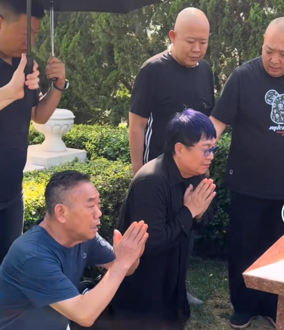 导演王为念回国特地去到了公墓祭拜干爹杨少华，杨议三哥杨伦陪同。看得出王为念和杨家