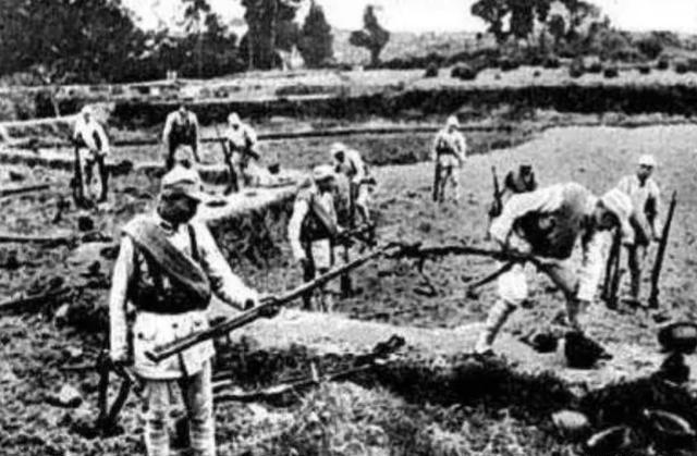 1945年，新四军战士李福兴在清理战场时，眼尖地发现一具日军尸体上挂着一把步枪。