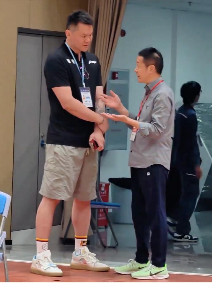 陈海涛进退两难！据广东体育媒体人透露，广东男篮方面为了达到新赛季准入条件，或
