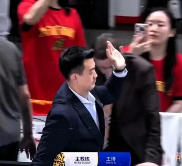王博还是太年轻气盛，不懂人情世故，大比分领先，依然猛冲猛打，丝毫不顾及老帅许利民