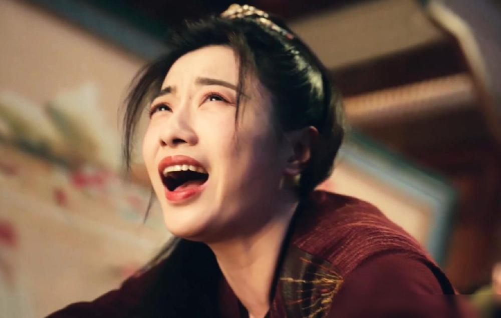 现在还有剧组“不敢”让男女主接吻。《唐朝诡事录》就这么干了。这剧里的两对主力