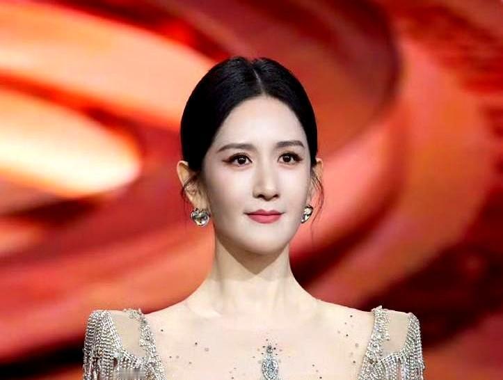 谢娜给双胞胎穿得一模一样，不是用心，是恐惧。跟你說，这种复制粘贴的爱背后，全是