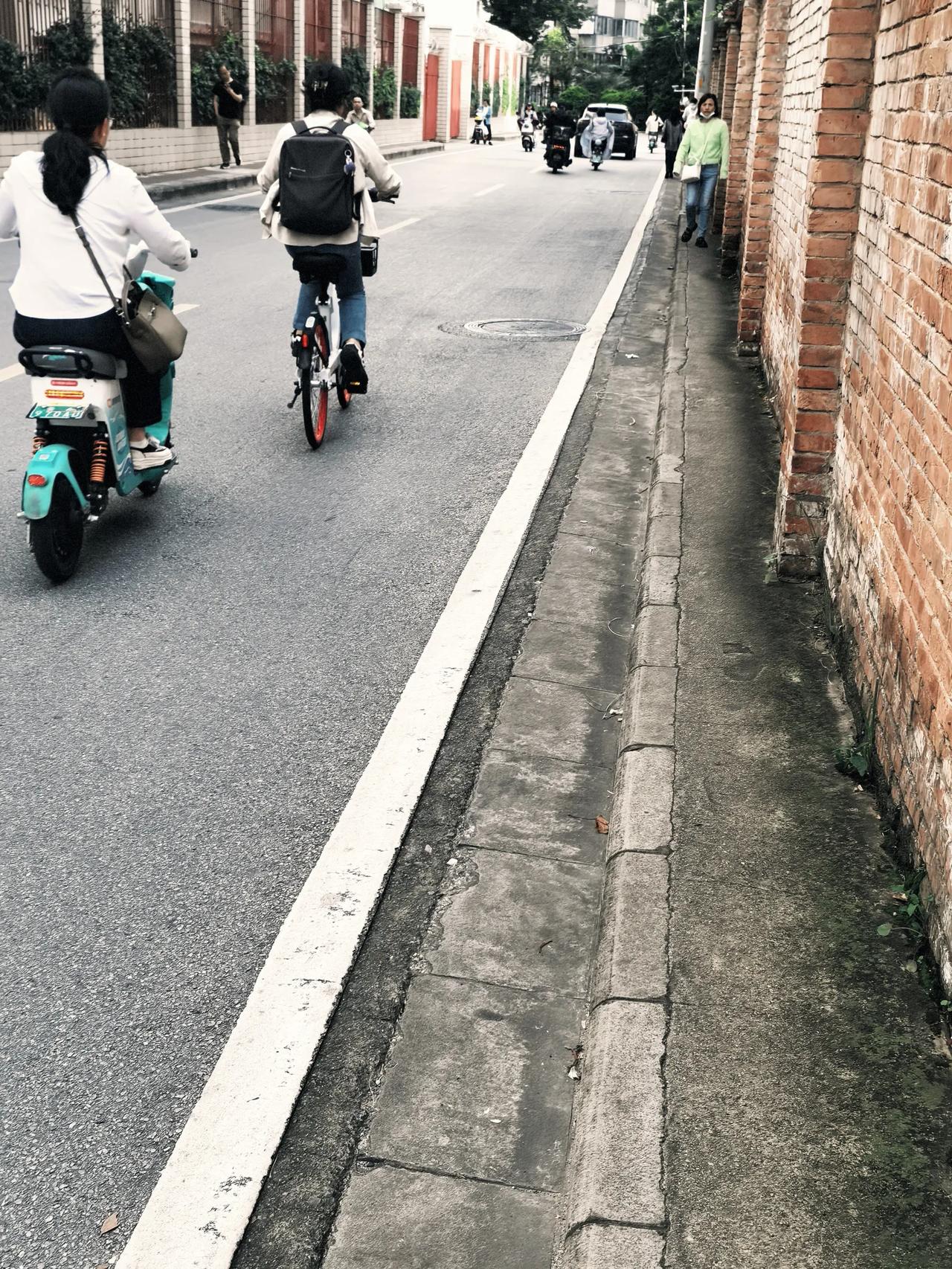 在西山区的金兰路上中间有一段，这个是我在全国见到最窄的人行道了吧！还没有二没有0