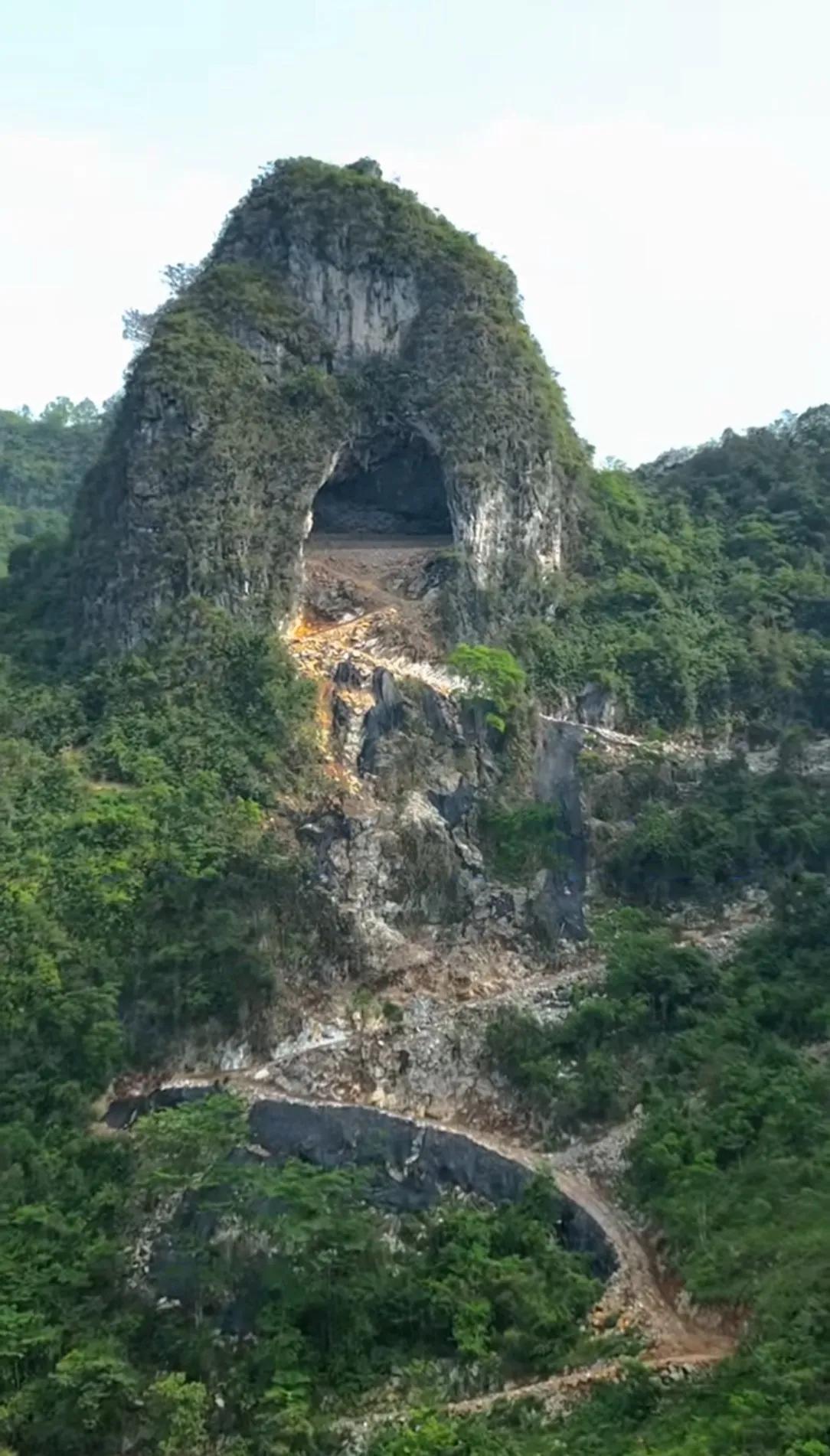 贵州笔夹山有个古洞据说有一土豪花了数千万修公路直通古洞而是将洞内装饰得好比