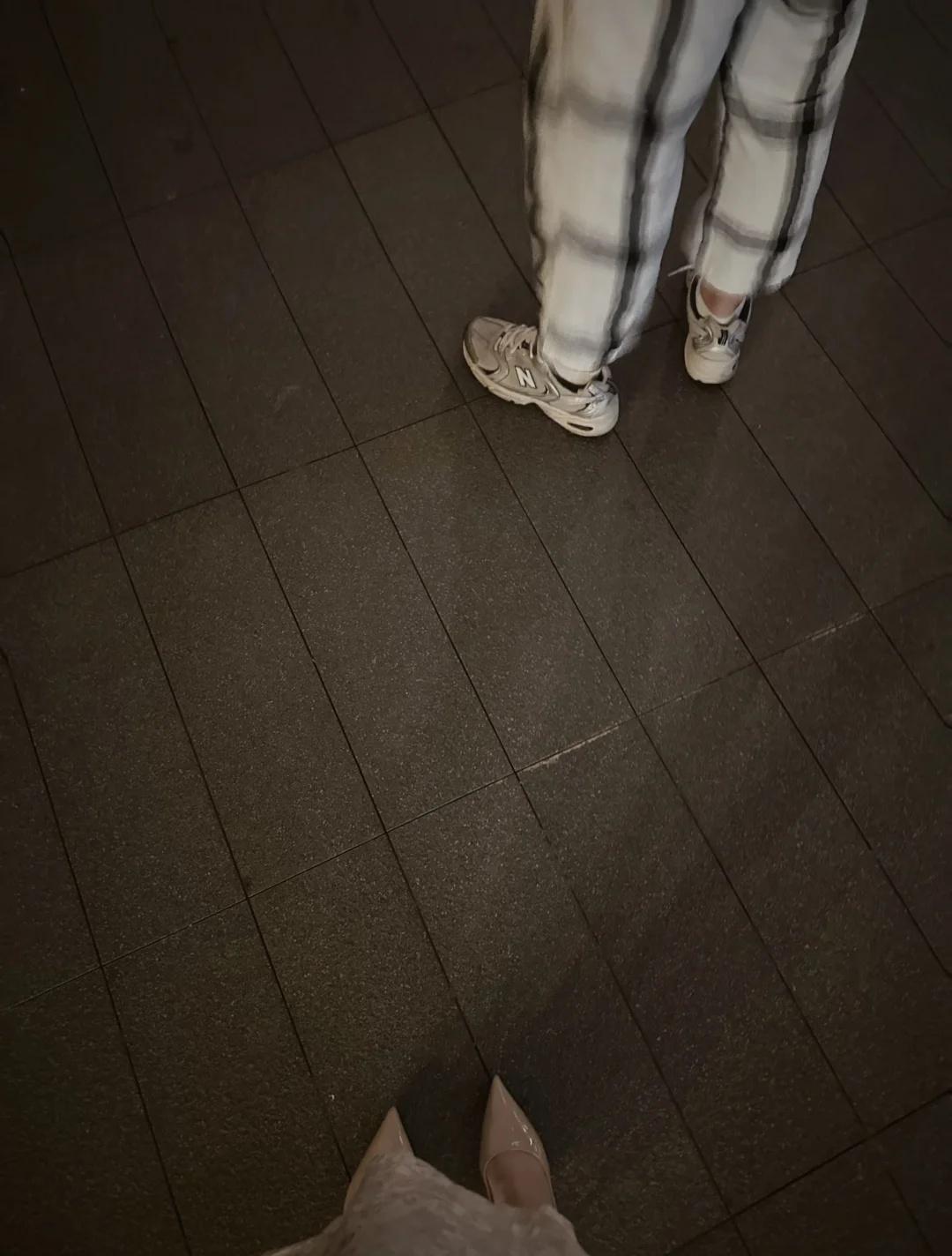 因为爱化妆我发现了同事劈腿…我很久以前发过关于孔雀开屏男同事的帖子，很多人问我