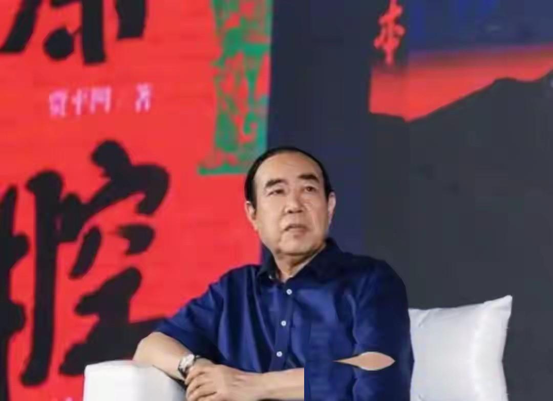 这几年，“二代”这个词总能精准戳中大家的神经。但提起贾浅浅，很多人只知道她是“文