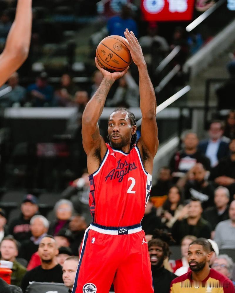 下面是一条关于快船巨星伦纳德的好消息！明天快船将会坐镇主场迎战实力强大的湖人，让