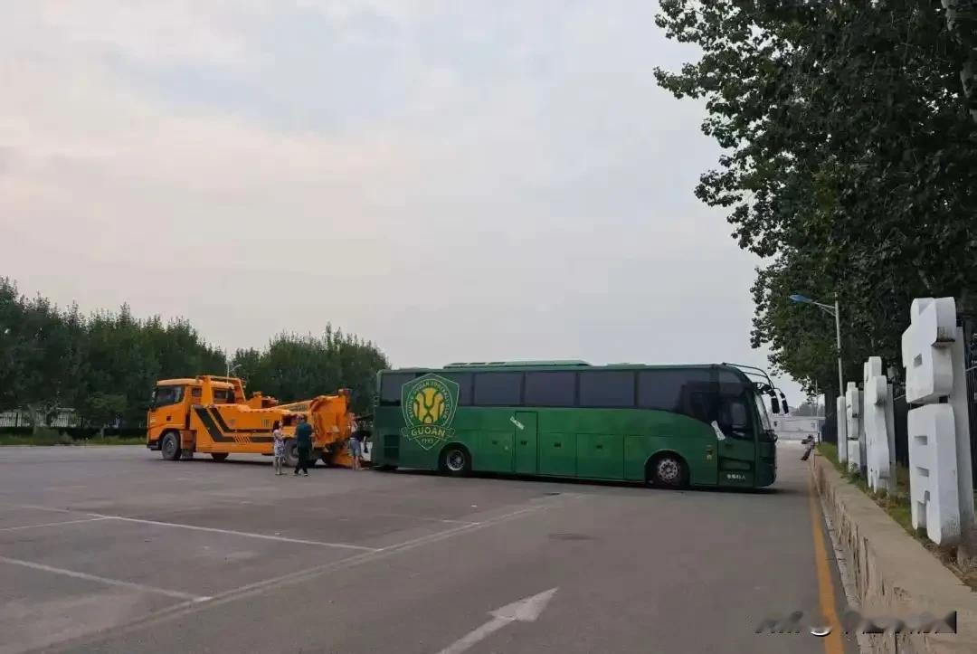 北京中赫国安欠款济南36亿，国安大巴已被拖走抵债。国安外援扫单车去参加训练。3