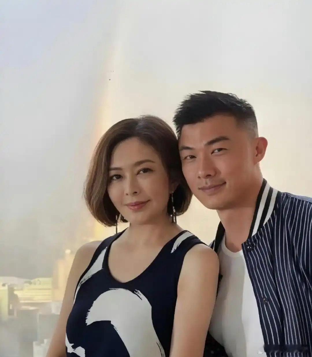 关之琳和新模特男友，她已经62岁了，差了整整35岁。但是感觉不到年龄差呀