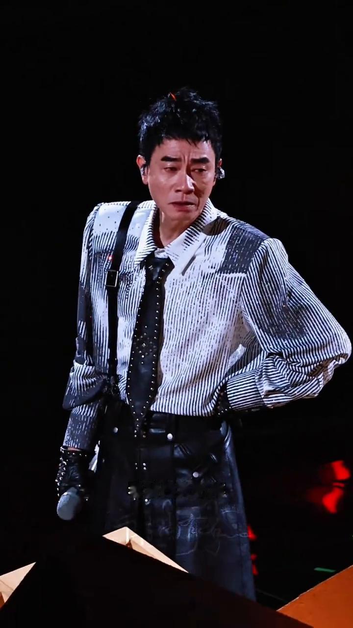 看着是真心疼。6月21日陈小春北京演唱会，因巨人像设计考虑不周，导致有部分高票位