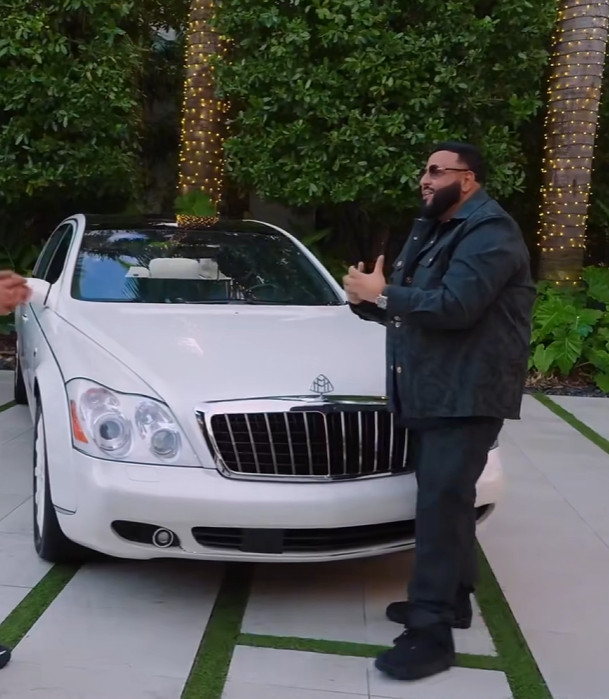 迈巴赫S级无需锋芒毕露，自有磅礴气场！它是商界巨擘的无声徽章，是传奇人物的移动客