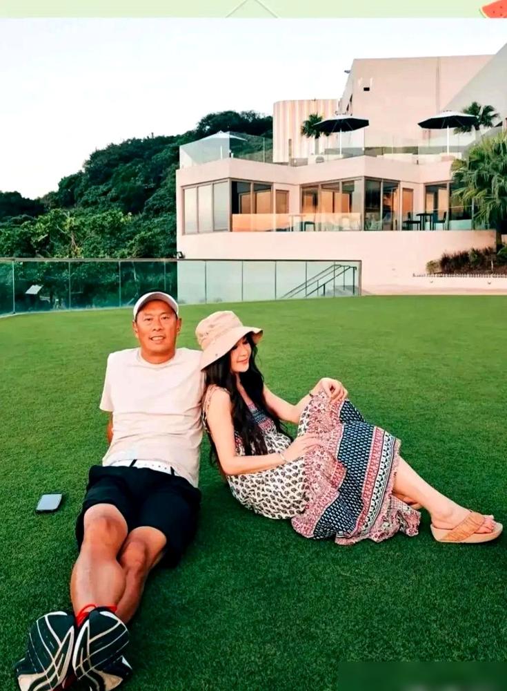 你以为59岁的温碧霞嫁的是爱情？错。她拿一样东西，换了下半生的自由和宠爱。那