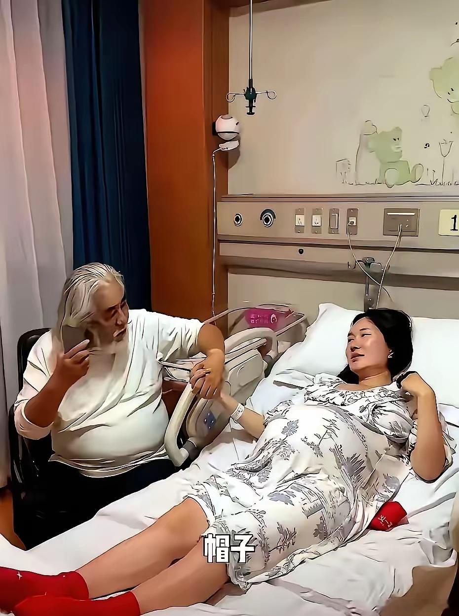 张导太让人羡慕嫉妒恨了！75岁高龄了，不但娶了个年轻漂亮的老婆，老婆现在还在为他