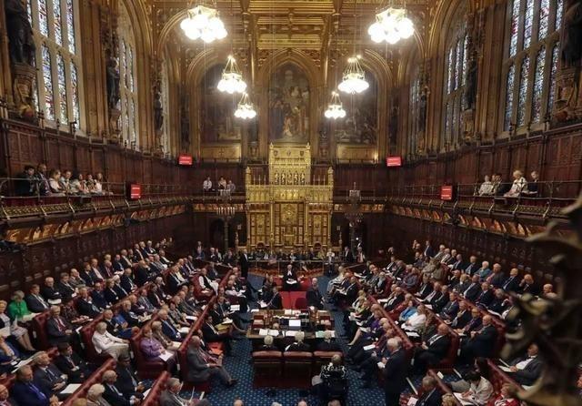 英国700年的老规矩，说废就废！英国终于对世袭贵族动手了。日前英国正式废除了延续