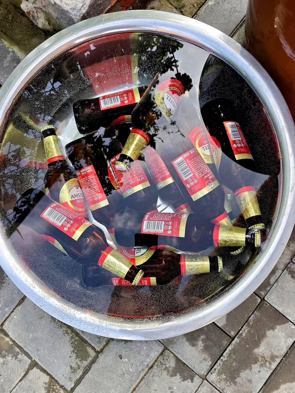 哈尔滨冰城今年最抢镜的不是冰灯，是啤酒。红爵突然满街，喜力跟着蹿，德伦堡大棒子