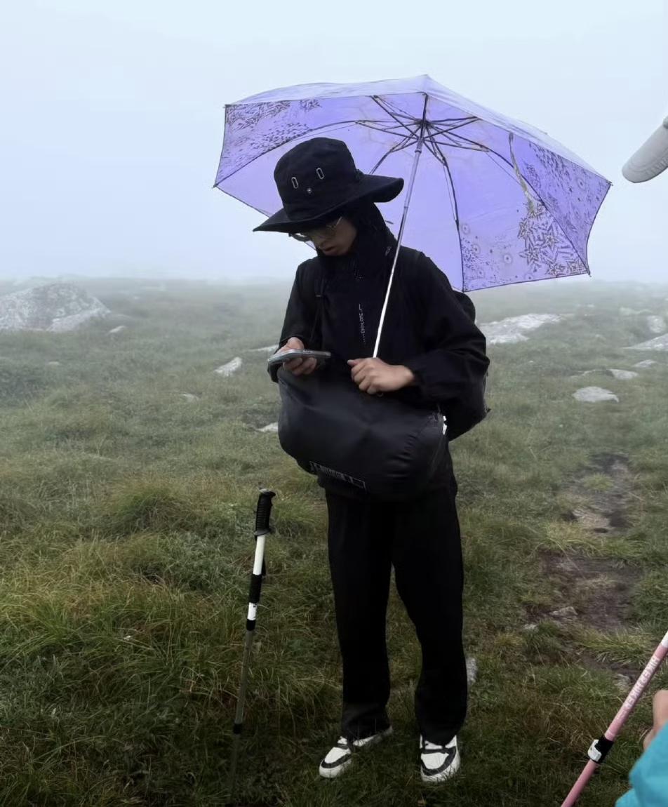 最近有件事儿在户外圈炸开了锅——一名男子穿着板鞋就敢违法穿越鳌太线，结果被困山里
