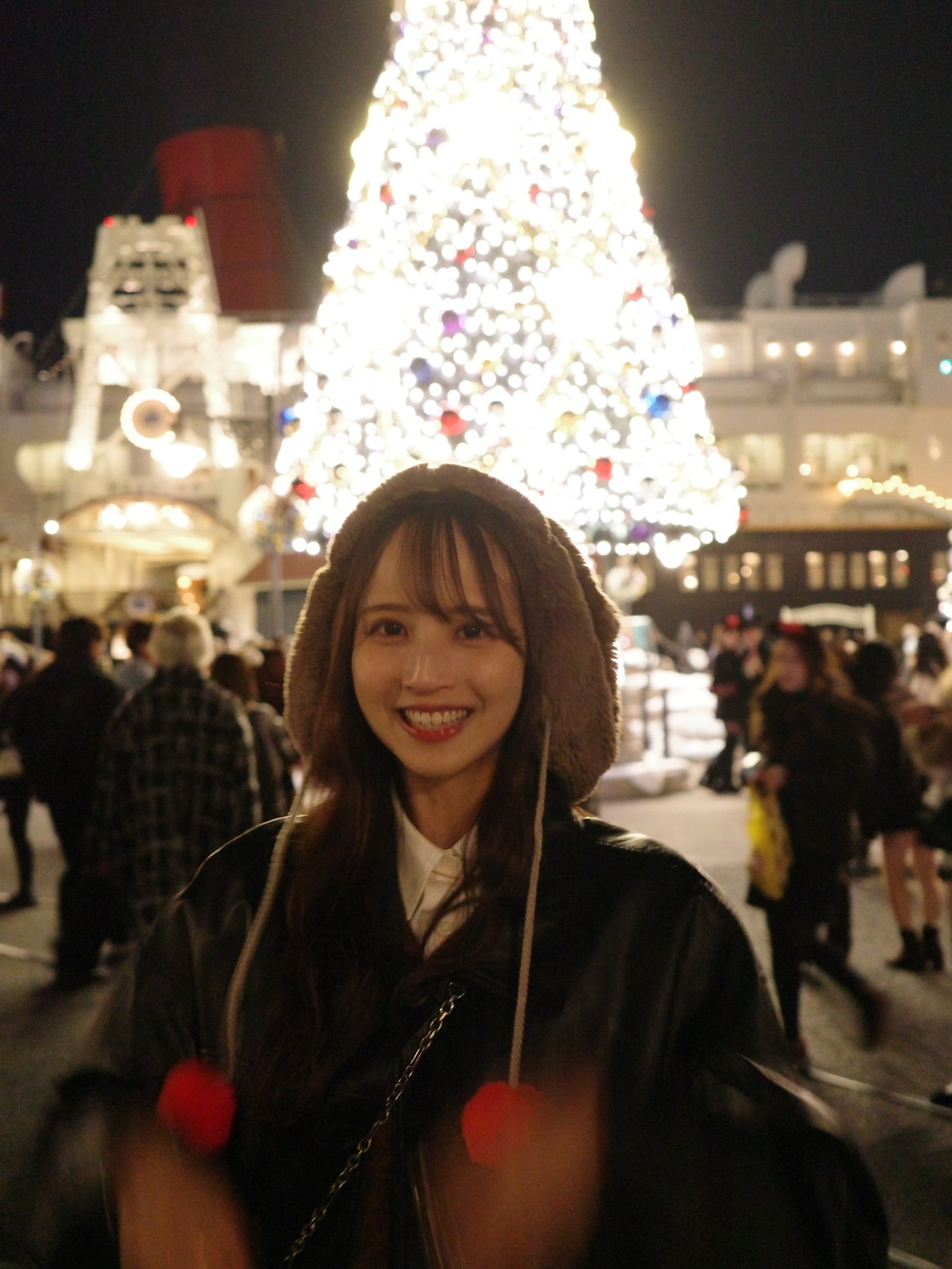 「キラキラに囲まれてクリスマス、はじめました🎄🏰💫はじまりました(?)」