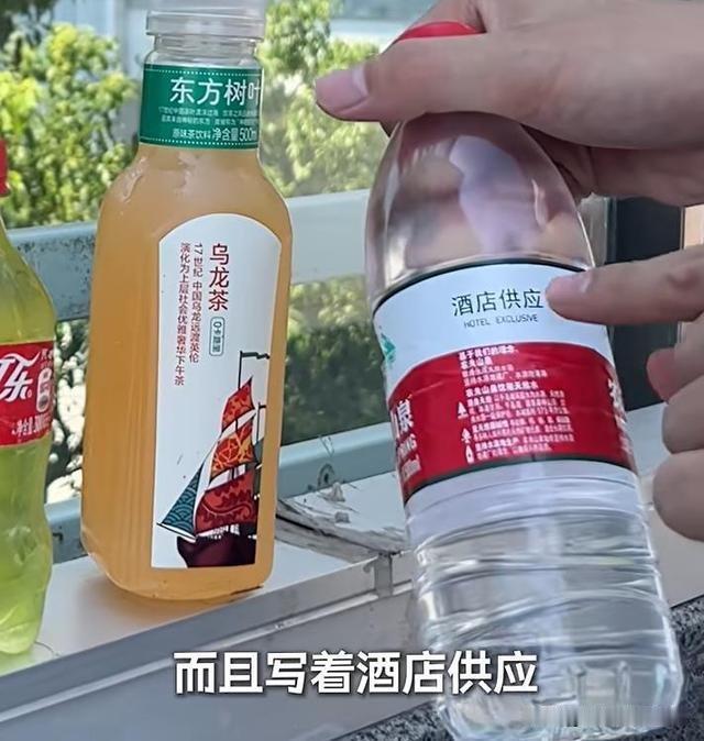 上海，一游客在野生动物园公交站外，看到一位80多岁的老太佝偻着腰在卖水，他可怜老