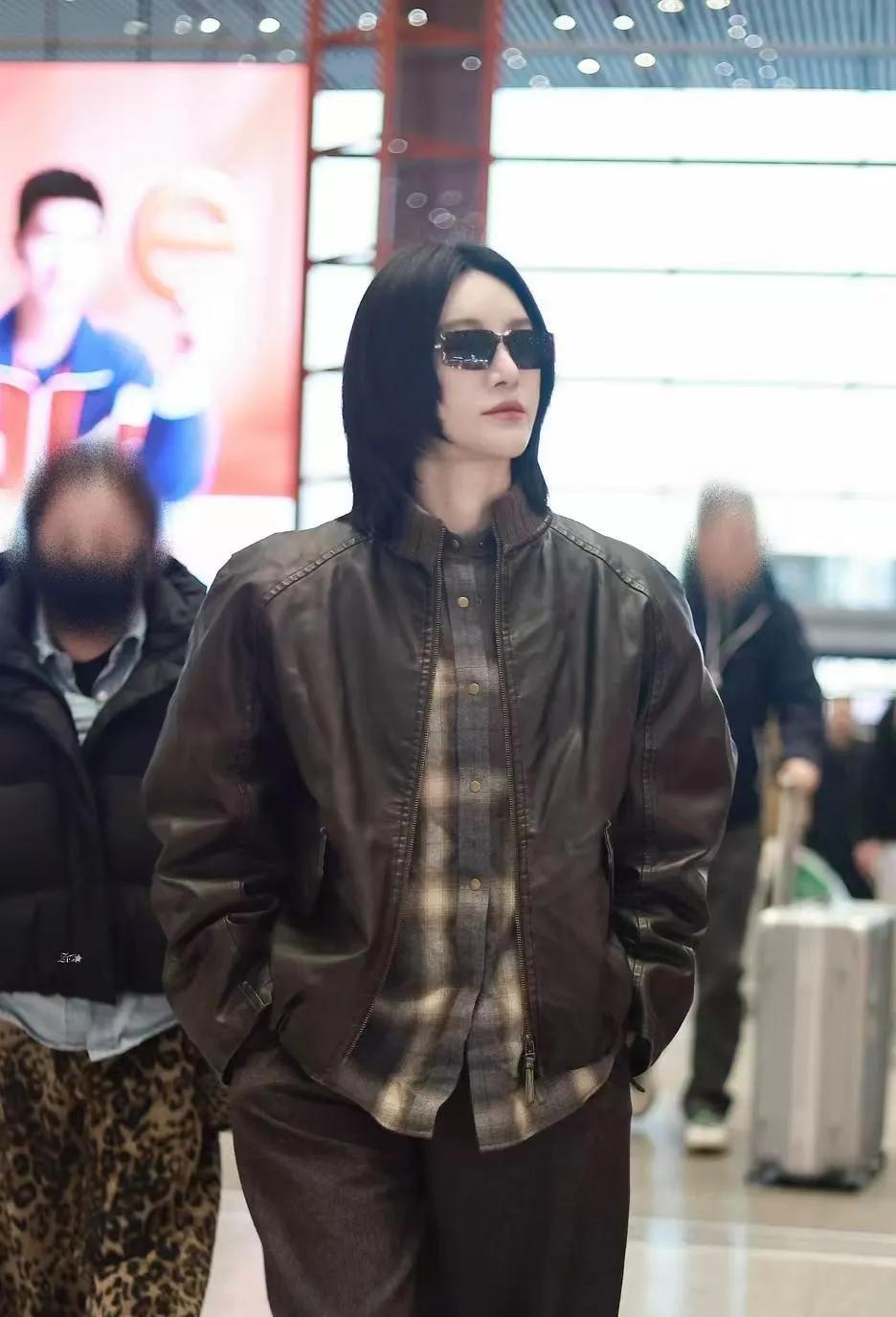 尚雯婕这气场，直接把机场走成了秀场！姐姐这波机场私服鲨疯了！做旧皮衣叠穿格