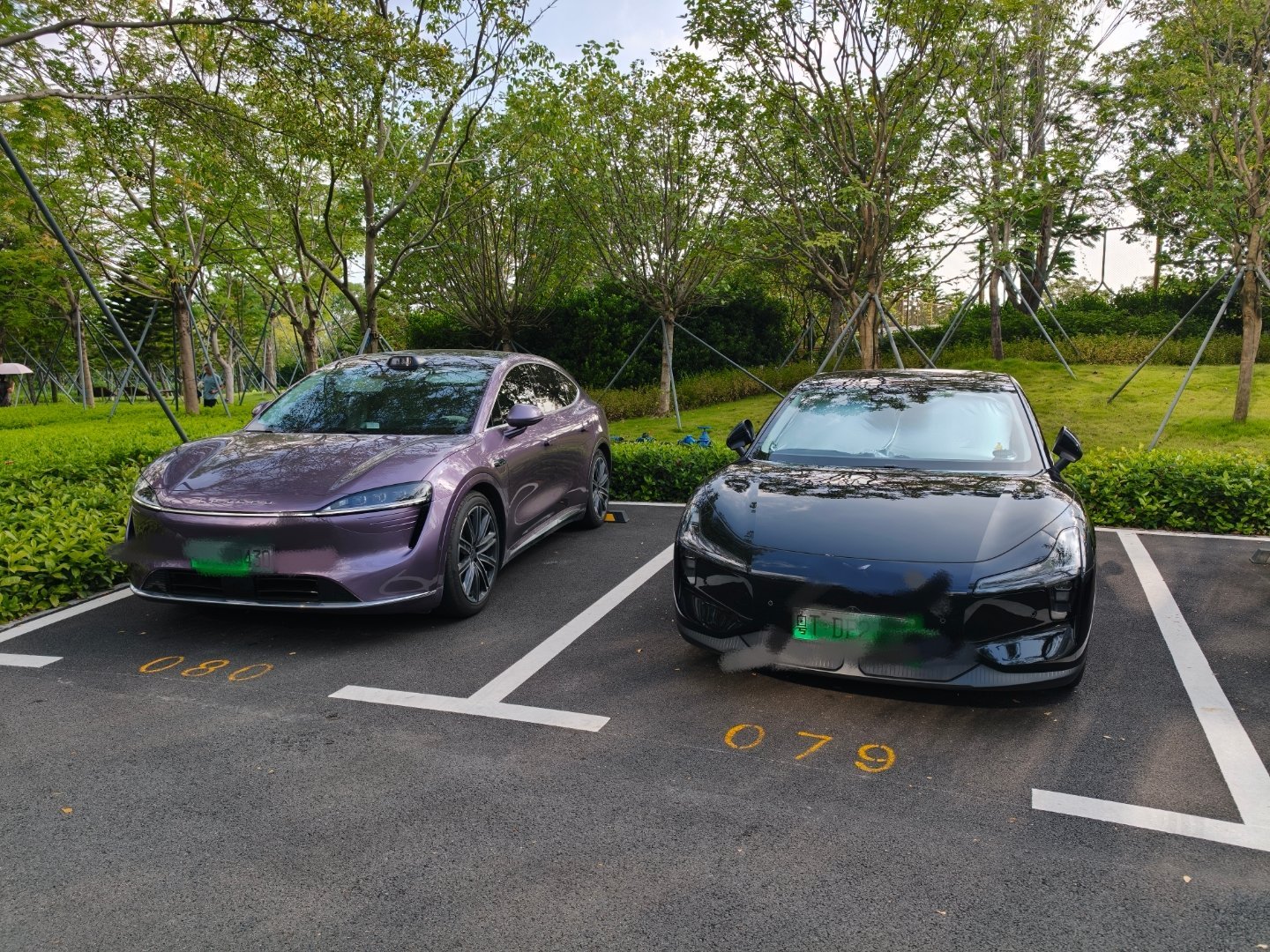 人才公园二期的停车场，挺宽敞啊。这么宽，搞得我不会停车了[捂脸哭]如果按照常规尺寸