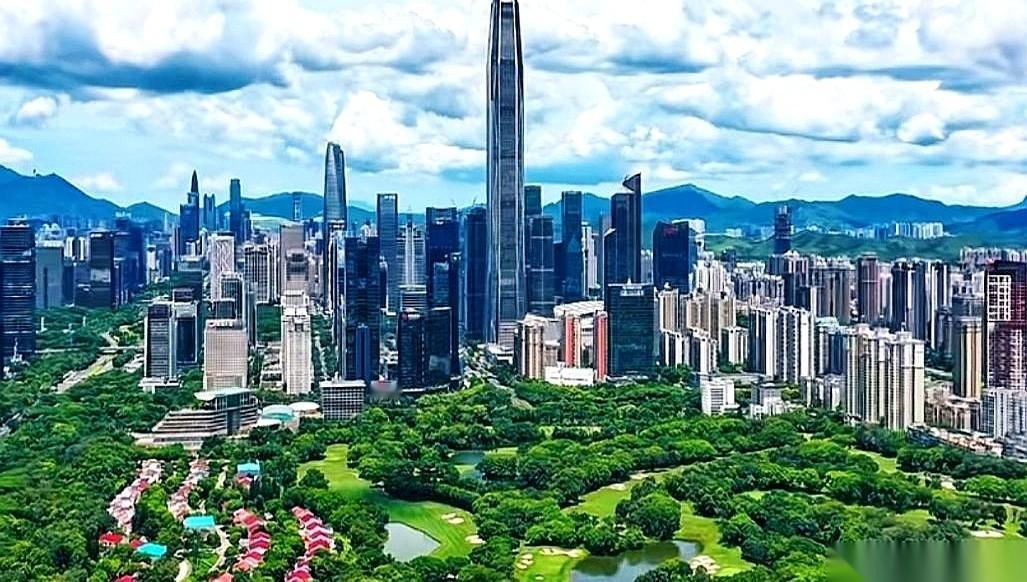 那个连续35年坐稳全国第一的广东，好像有点不对劲了。外头的人都盯着它14万亿的