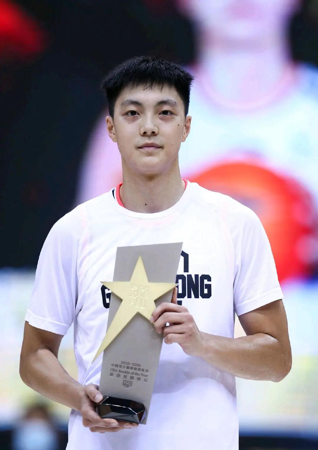 与其他球队正常的“新老交替”不同！广东宏远队的交替的质量或许是更高的！看看新赛