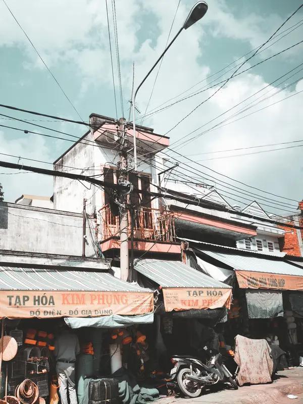 最近东南亚制造业圈子里有个挺有意思的现象：越南那边时不时闹"电荒"，搞得不少代工