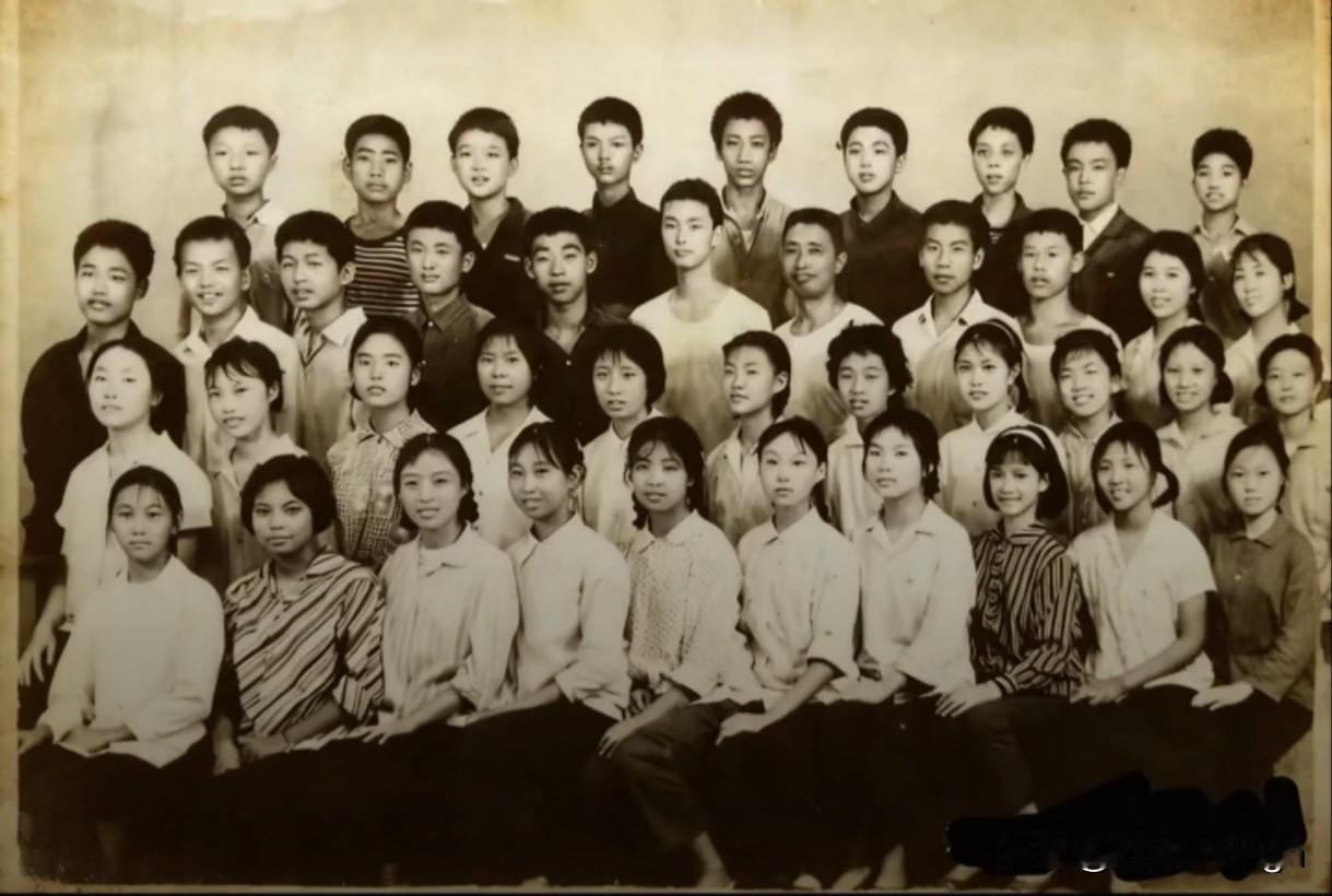 这张老照片是何晴初中时的毕业照片，同学们各有各的风格，也有几个帅气的男生和漂亮的