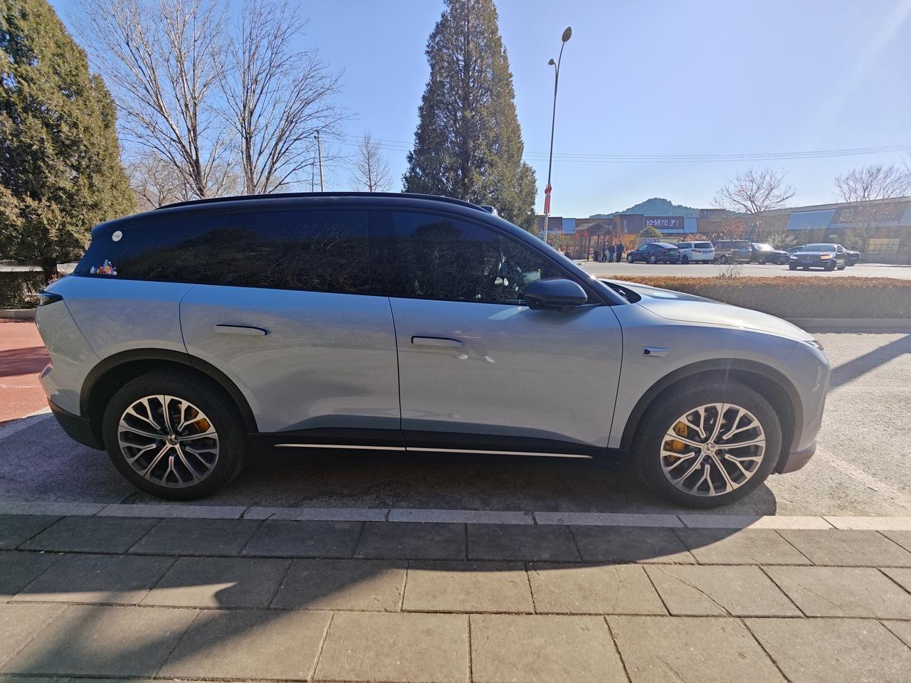 蔚来的换电路线每一次节假日都在证明自己连续五天破自己的日换电记录，本就说明了问