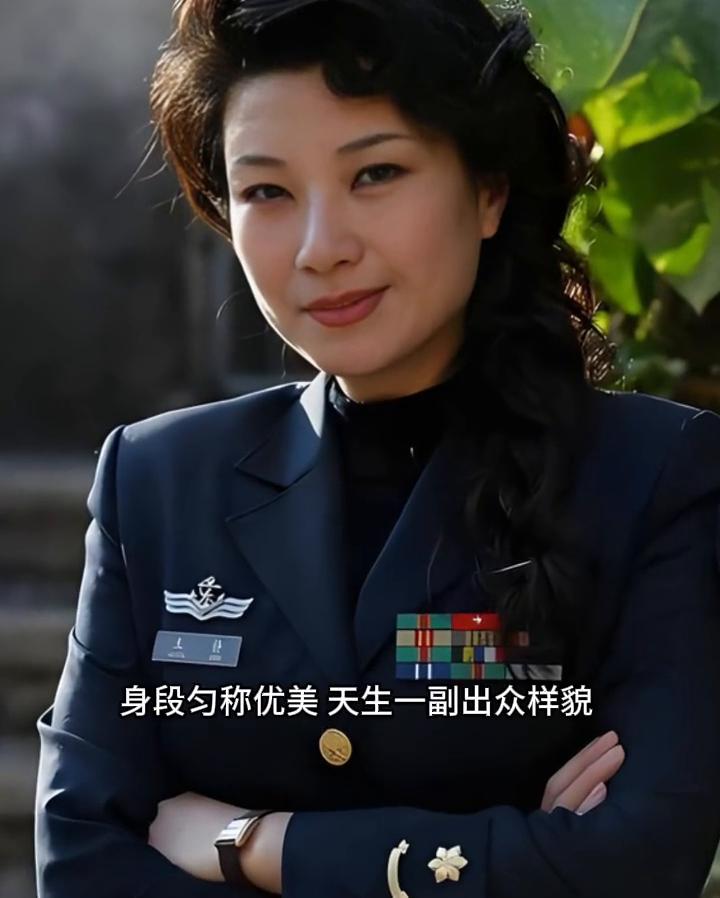 现身荧幕的王静气场亮眼，身段匀称优美，天生一副出众样貌，时光沉淀反倒增添韵味。皮
