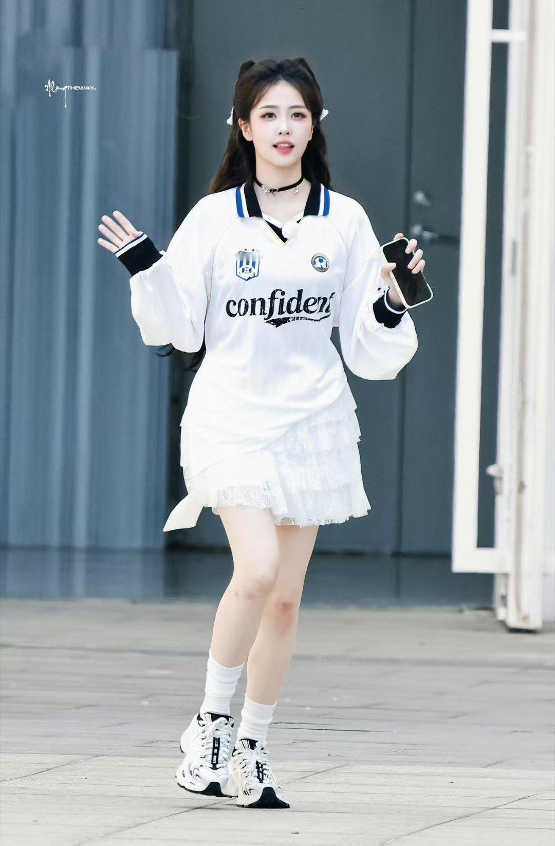 白鹿请离粉丝的生活远一点白鹿嘴上说请离粉丝生活远一点，行动上在粉丝的地盘蹦迪。