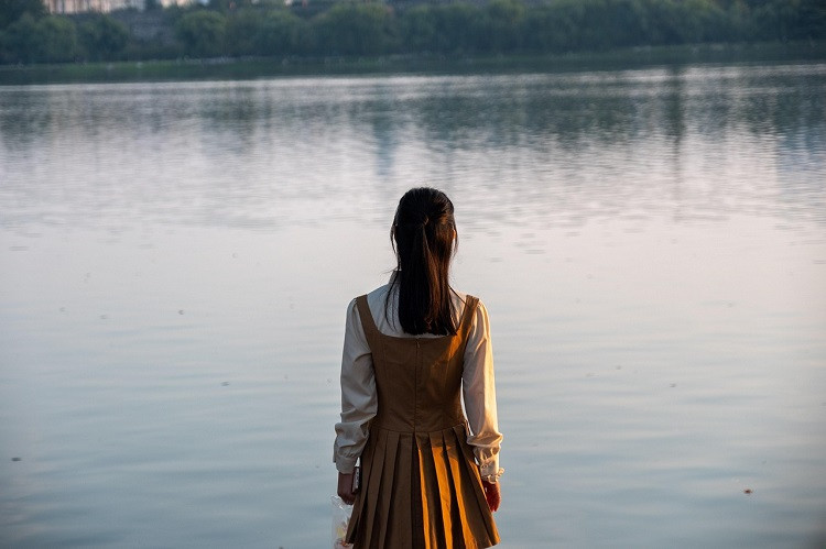 男人放不下情人，会忍不住做这些事情：1.夜深了还给情人发消息，享受暧昧的氛围；