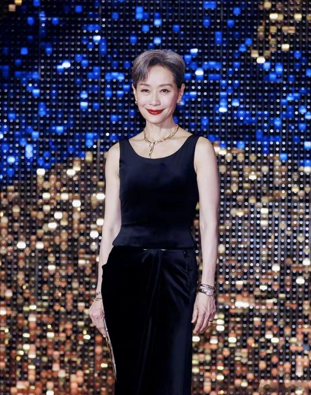 叶童出席电影之夜红毯，穿黑色套裙，62岁优雅自信气场全开好美​​​