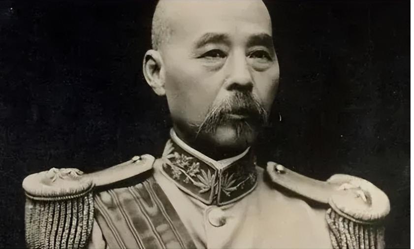 1895年，冯国璋衣锦还乡，在路上遇见一个像乞丐的老妇，并问“前面是诗经村吗？”