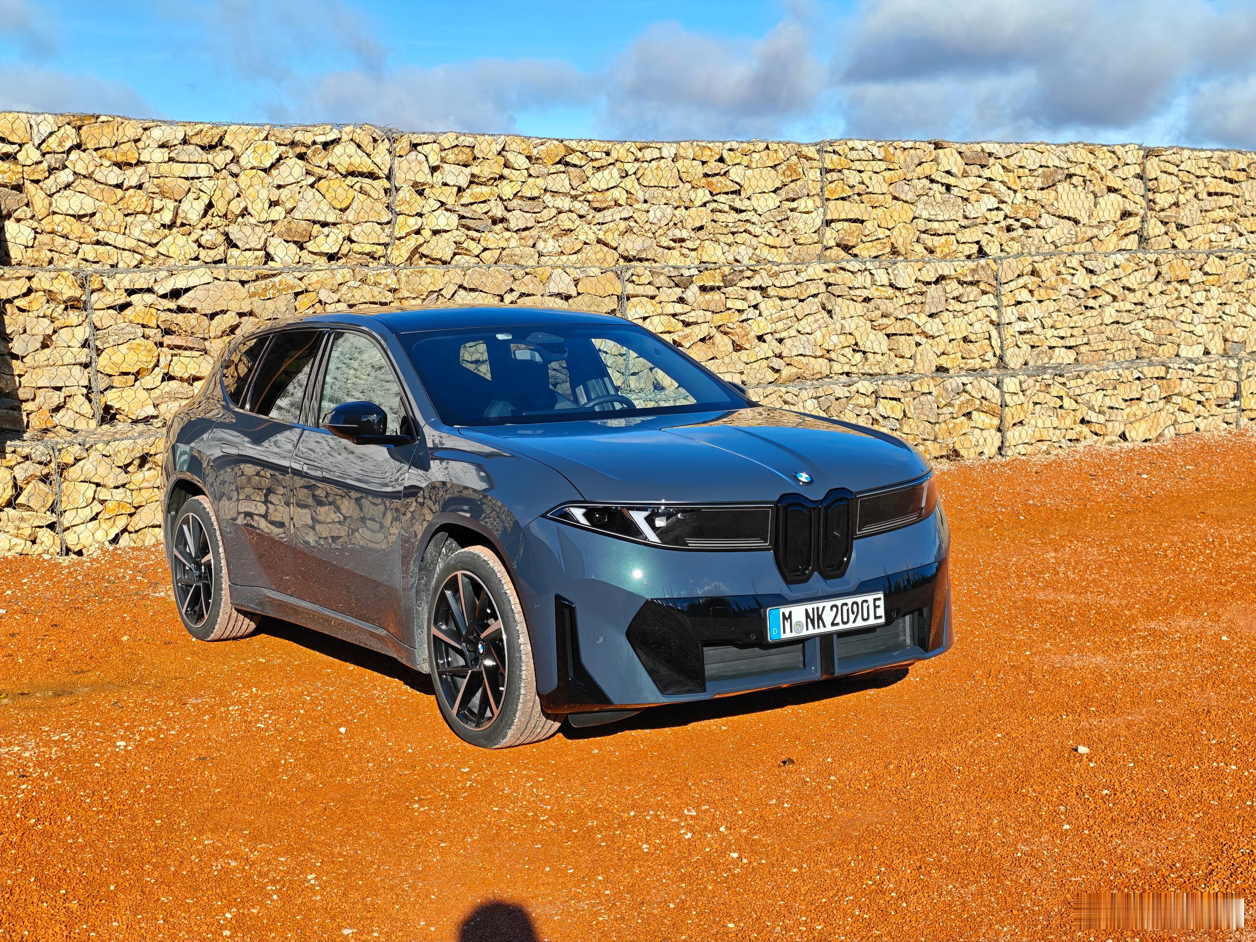 终于开上iX3了，底盘有点惊为天人，没有CDC，比很多有CDC的强，问了下工程师