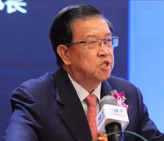 龙永图：暂不讨论中国崛起，先回答三个更重要的问题。第一，什么时候全球的精英会把孩