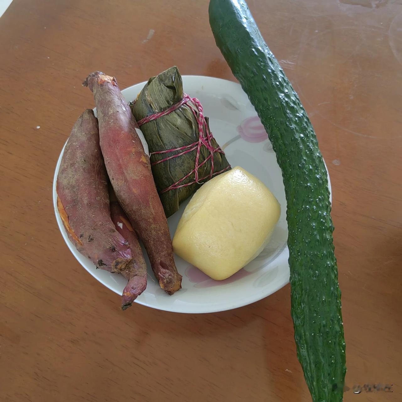 这顿早餐不但丰盛，而且量有点大，品种有点多。好在我不需要减肥，更无需身材管理。