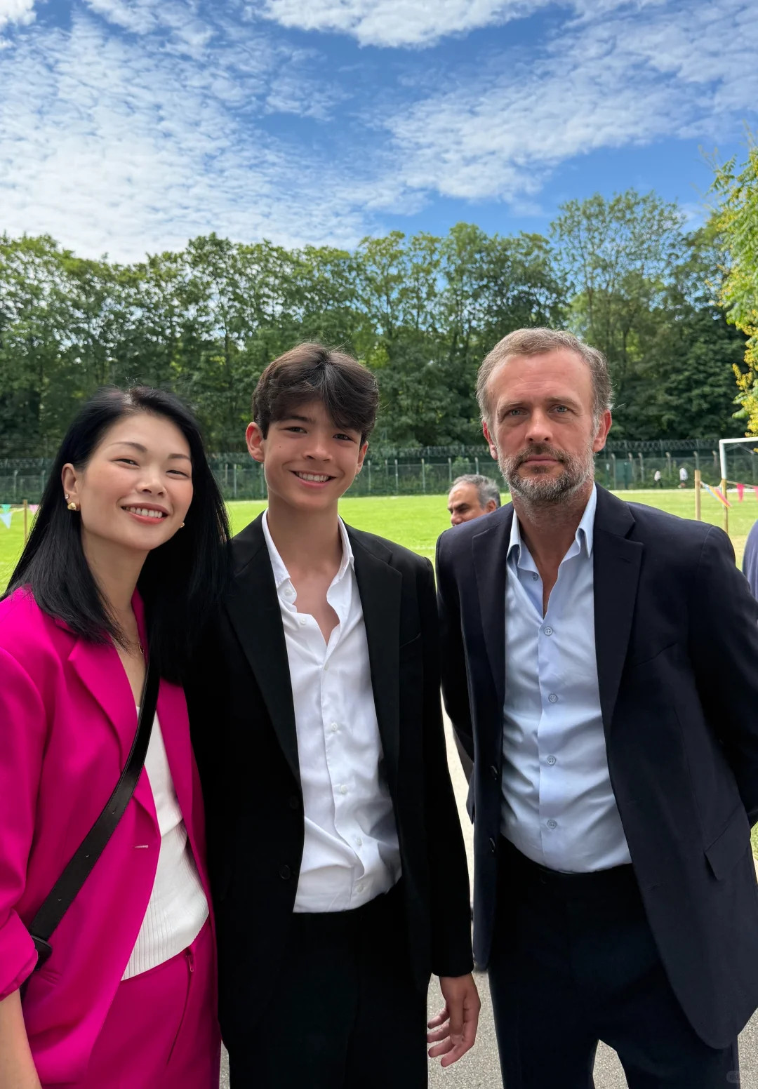 吕燕和丈夫一起参加儿子的初中毕业典礼，母子俩同款笑容