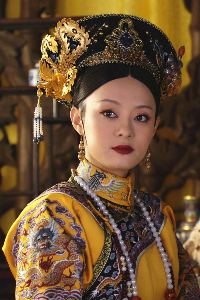 挺有意思的，在电视剧里，周迅的如懿，绝对比不上孙俪的甄嬛！但是在电影里，周迅饰