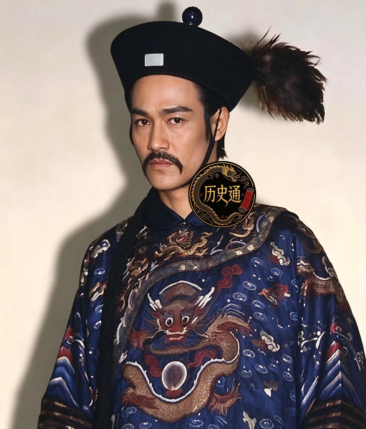 一九七二年冬，香港邵氏影城里，化妆师给一个男人粘上八字胡、套上石青色补服、戴上吉