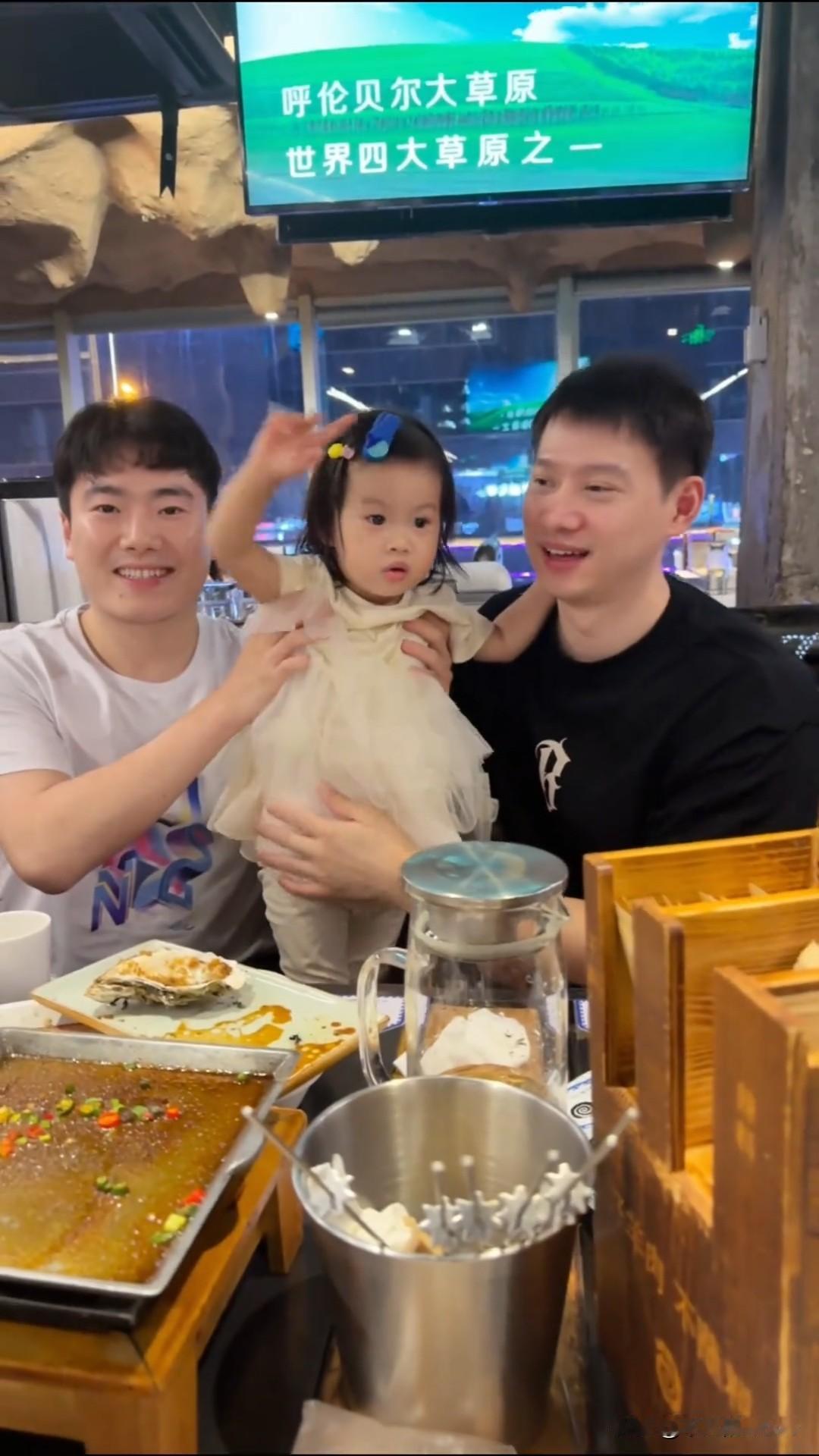 12月8日，周雨妻子晒出女儿十一的观赛vlog。小妹妹好可爱，又给梁靖崑爸爸加油