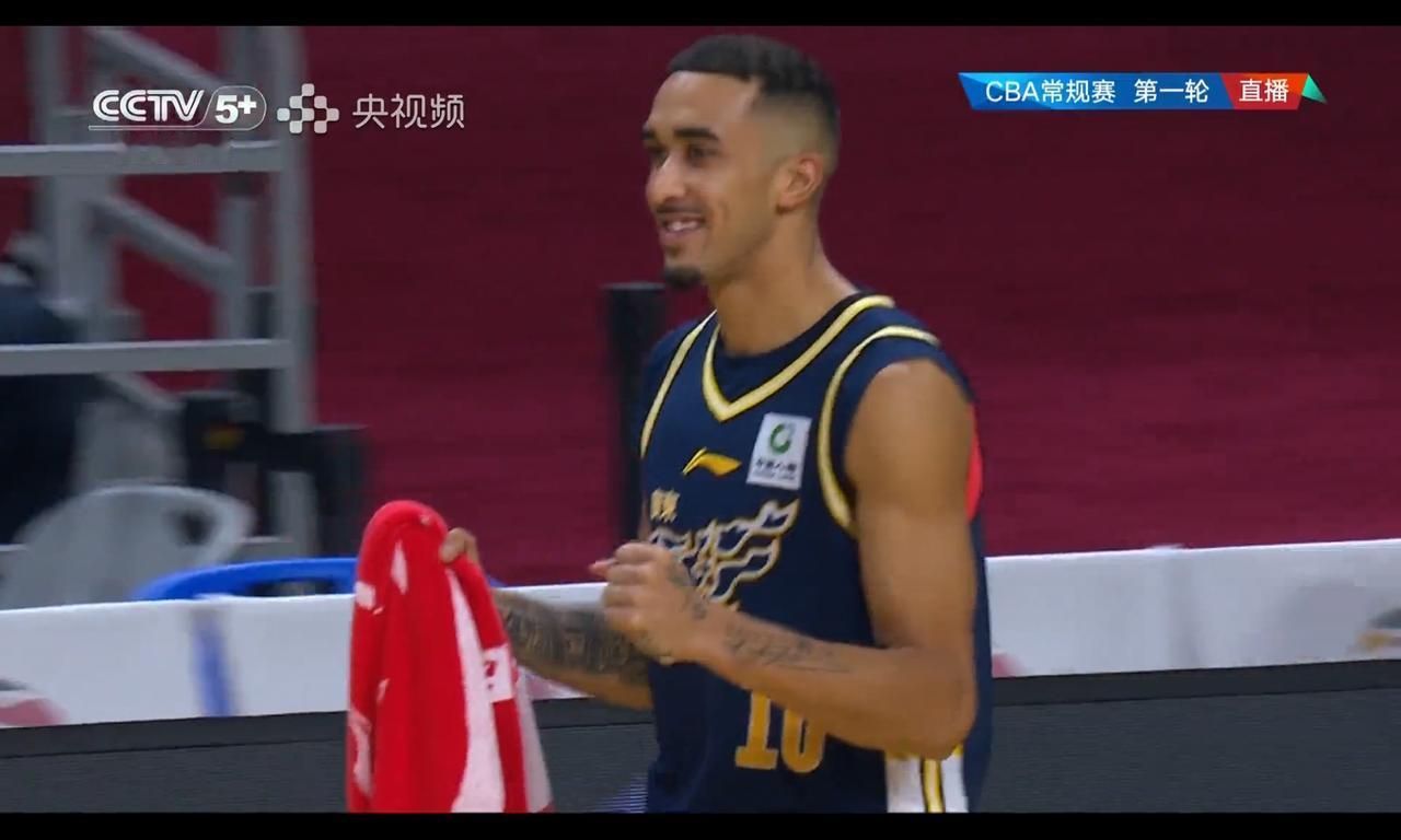 张文逸投中三分球，奎因当拉拉队都很高兴，广东队磨合还是不行杜锋不给陈家政机会