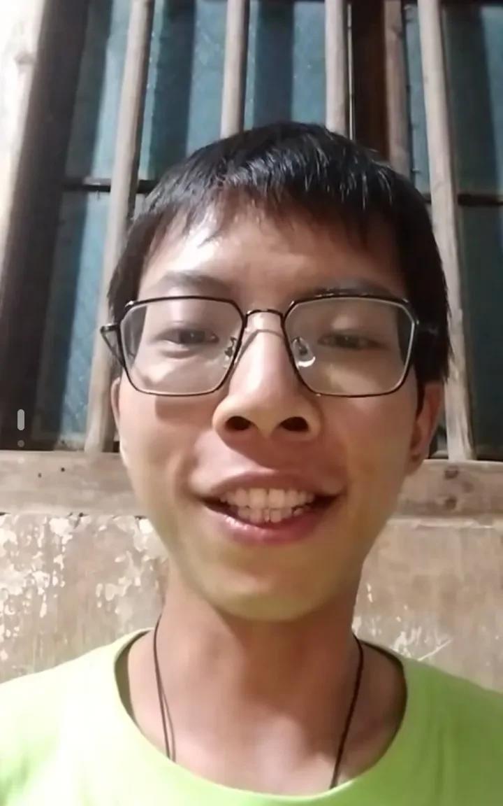 “朱雀玄武敕令”公开了自己的高考成绩，总分246分，数学20分，英语29分。他