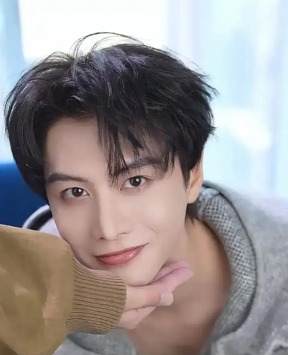 别再信短剧演员日薪4万了。大多数人的工资条，撕开比你想象的更薄。头部那1%的