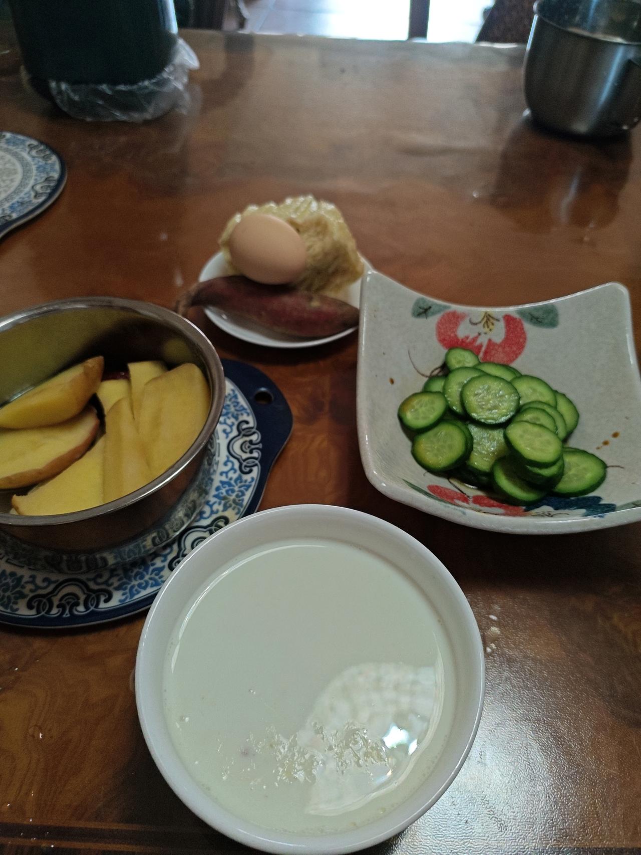 我们这代人的胃还是吃惯中国的饮食习惯，早餐一盘小菜、一个馍馍、一杯牛奶、一个鸡蛋